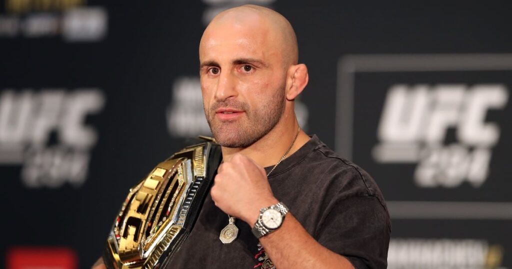 Alexander Volkanovski se diz ‘homem mudado’ antes de defender o cinturão dos penas no UFC 333, em Abu Dhabi